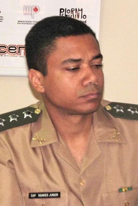 Capitão Marinho Soares Junior fardado, com brasão do Exército Brasileiro