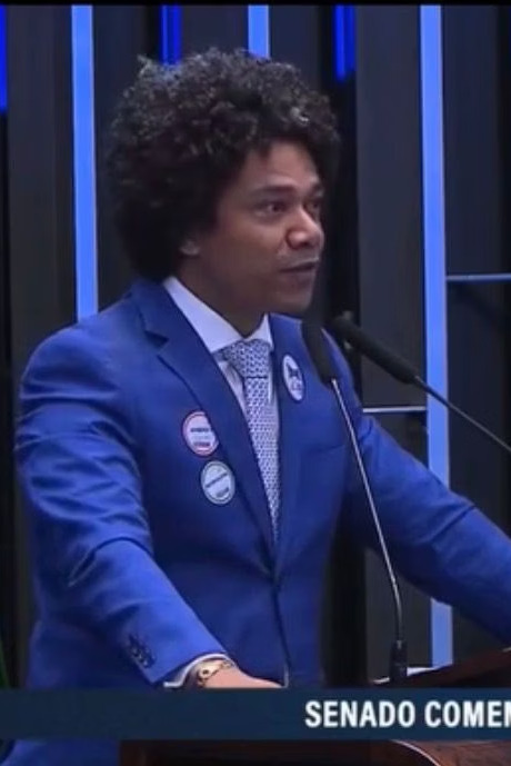 Prof. Marinho Soares discursando no Senado Federal, com gesto de paixão